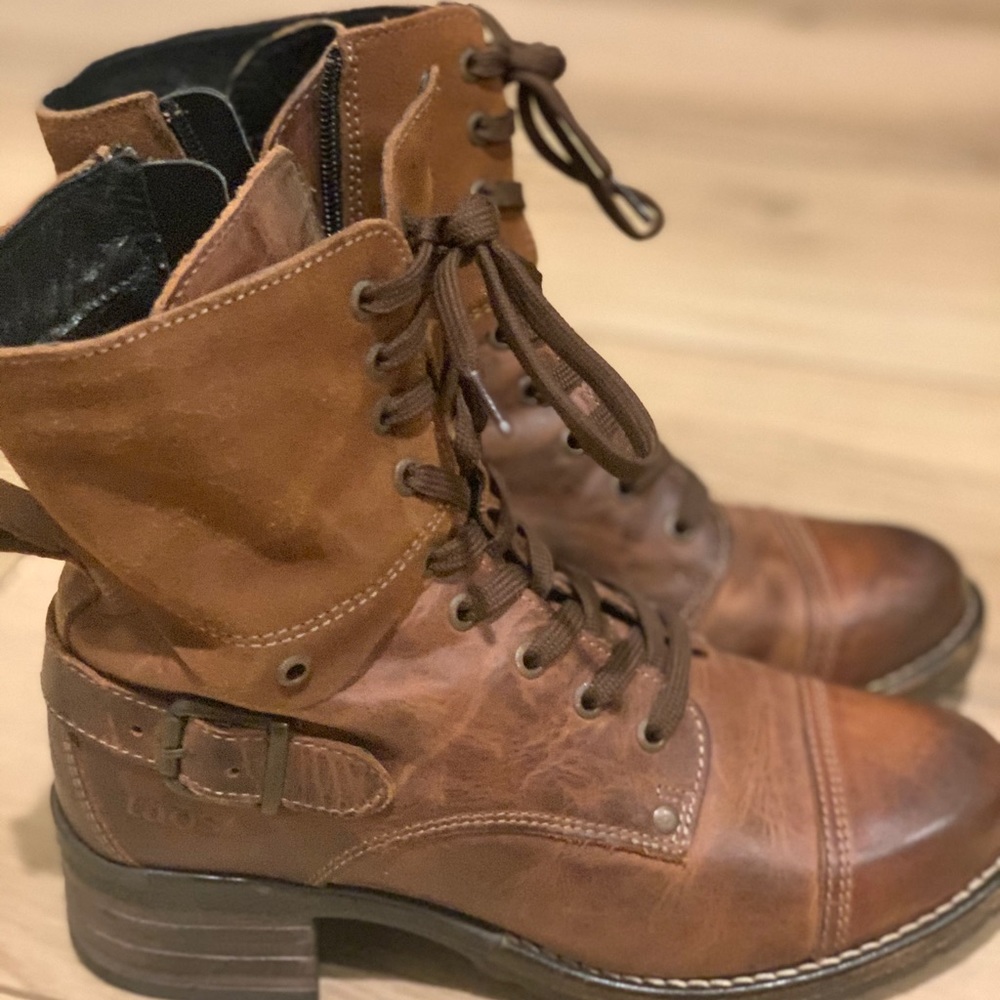Taos Crave boots in tan/brown.  US size 6-6/12.